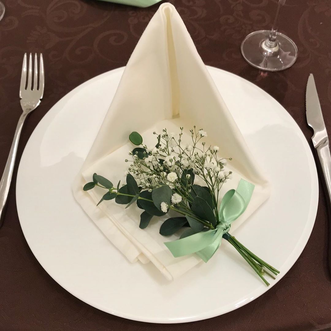 テーブルコーデをより華やかに♡真似したい結婚式のナプキンの折り方15選First Film ファーストフィルム結婚式 のエンドロール・ムービー撮影