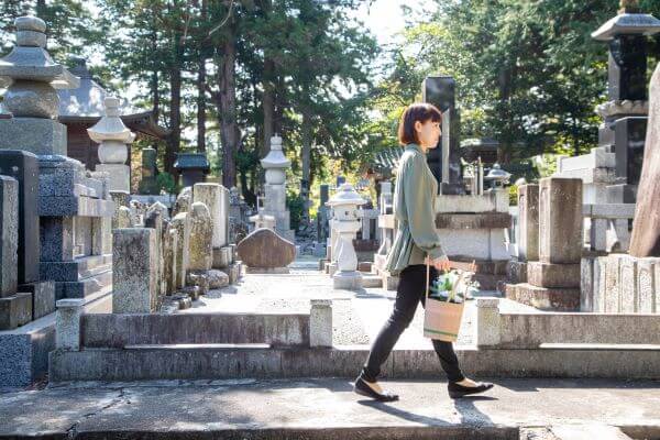 墓参り行き過ぎがダメな本当の理由！ちょうどいい頻度ってどれくらいなの？ハッピーなくらし