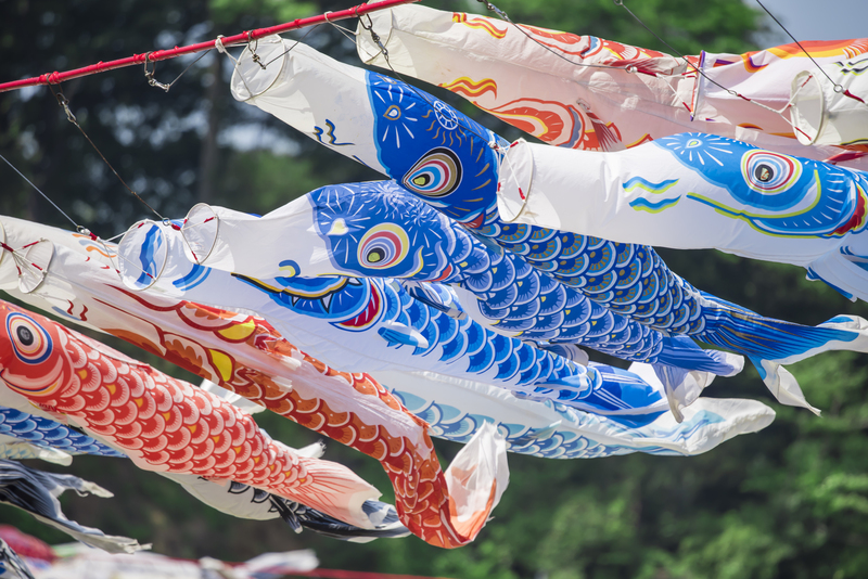 大空に元気よく泳ぐこいのぼりを見に行こう！ 横浜市内で迫力のこいのぼりが楽しめるスポット紹介。2024年版横浜・湘南で子供と遊ぶ -あそびい横浜・湘南