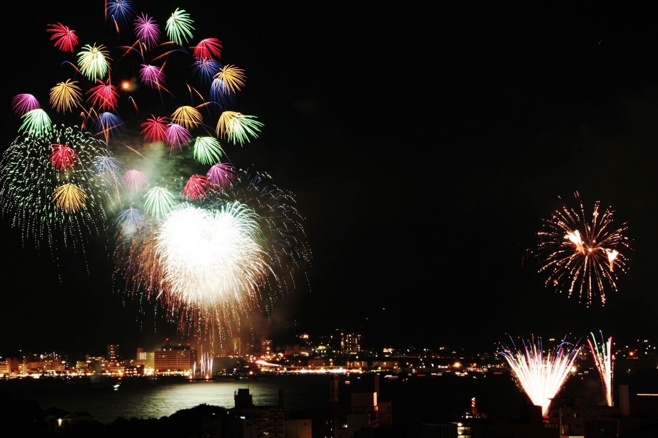 海峡花火大会でVIP席 下関会場 の異様さが話題に 「刺青集団が占拠し、紐パン姿の女性が接待 」 公金投じるイベントの品性問う声長周新聞