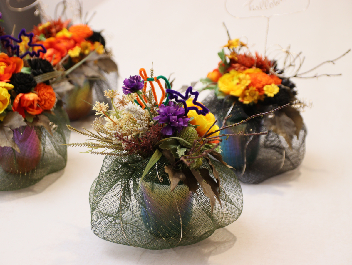 こちらは生花のハロウィンアレンジメント 生花のため事前予約必須です 応募〆切10 2010 30 木午前の部 10:45〜 午後の部13:00〜 カボチャの色はオレンジ 白パープルは完売しました3500円税込 お申込みはメッセージまでお願いしますハロウィンハロウィン