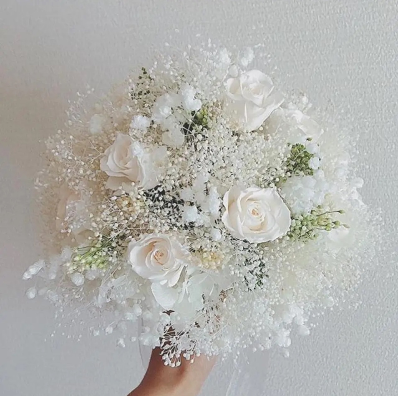 ウェディングブーケ ホワイト チューリップ かすみ草 bfc4047 淡いピンクのチューリップとカスミ草のクラッチブーケ - 結婚式 ブーケ・ ウエディングブーケ・ブライダルブーケ・アートフラワーブーケ造花 は、アトリエミント 大阪