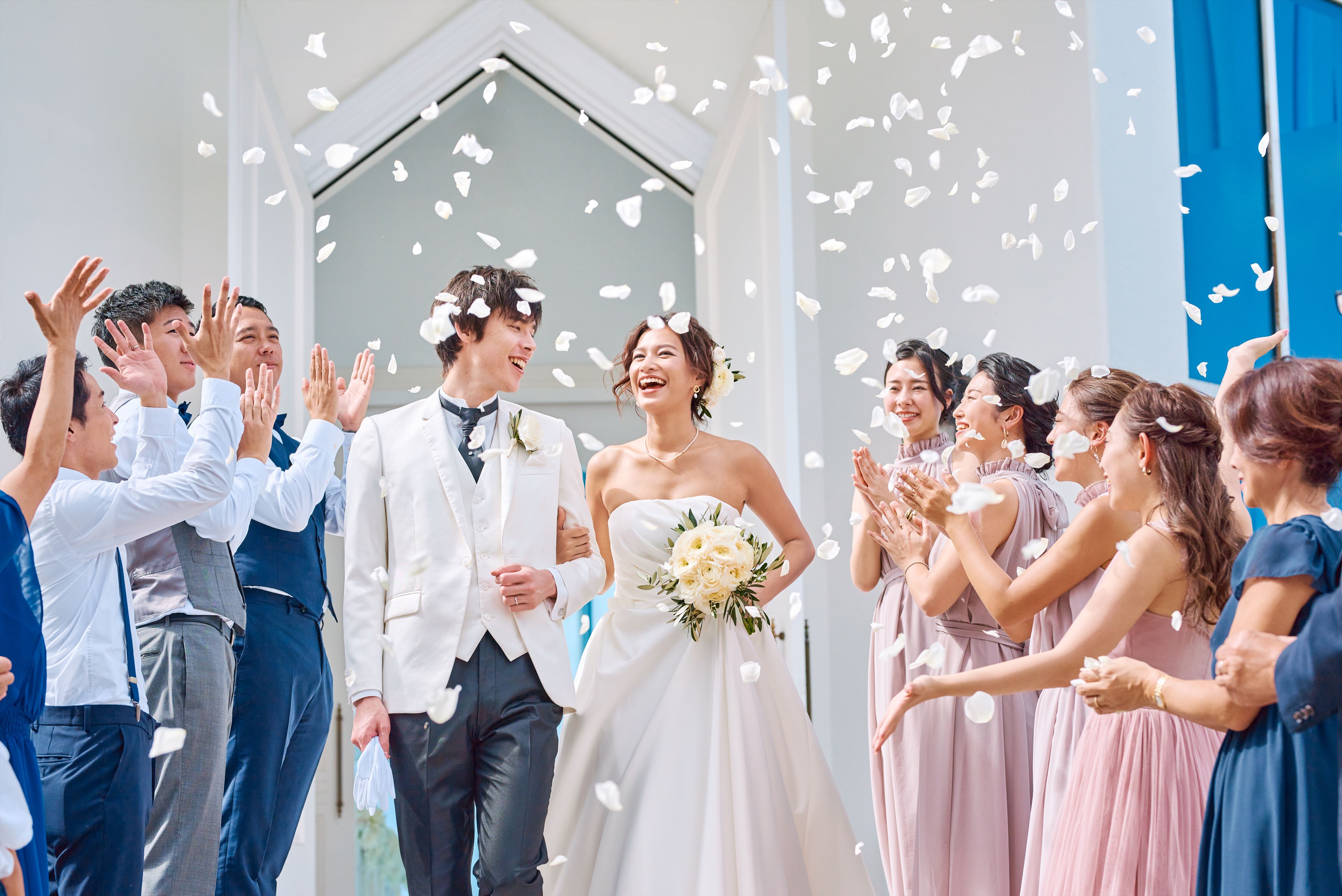 結婚式の女性ゲスト服装マナーは？お呼ばれドレスや小物の選び方、年代別のおすすめコーデを紹介みんなのウェディングニュース