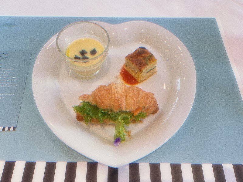 大宮周辺でアフタヌーンティーを探している方へ朗報〜✨ さいたま市北区の結婚式場・アートグレイス大宮璃宮3階にある「カフェ＆レストラン四季庭」 @shikitei_cafe_and_restaurant にて、しあわせを呼ぶ『サムシングブルー・アフタヌーンティー』が始まってます