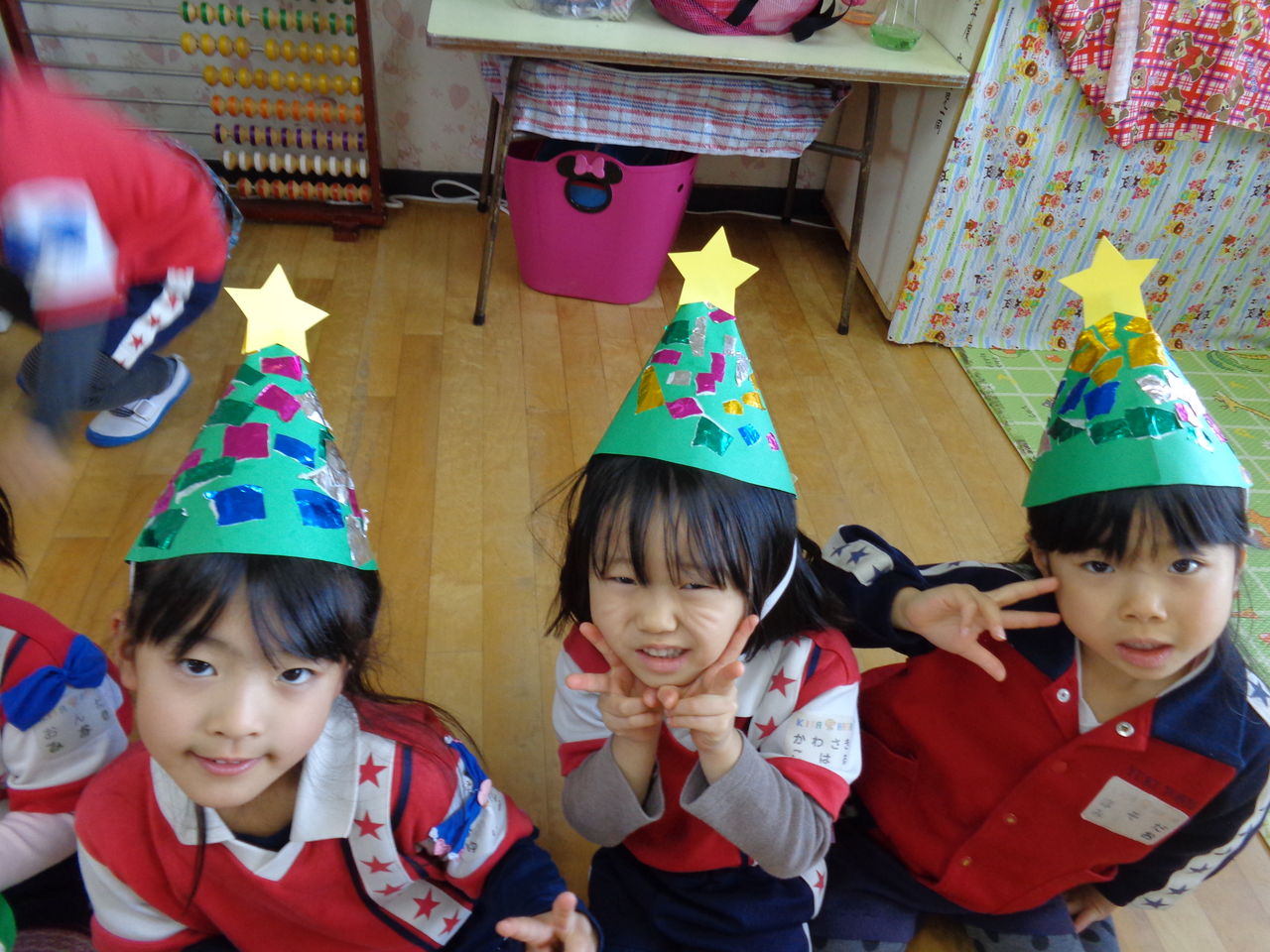 とんがり帽子で気分も上がる♪ 簡単工作でクリスマスの帽子を手作りしよう