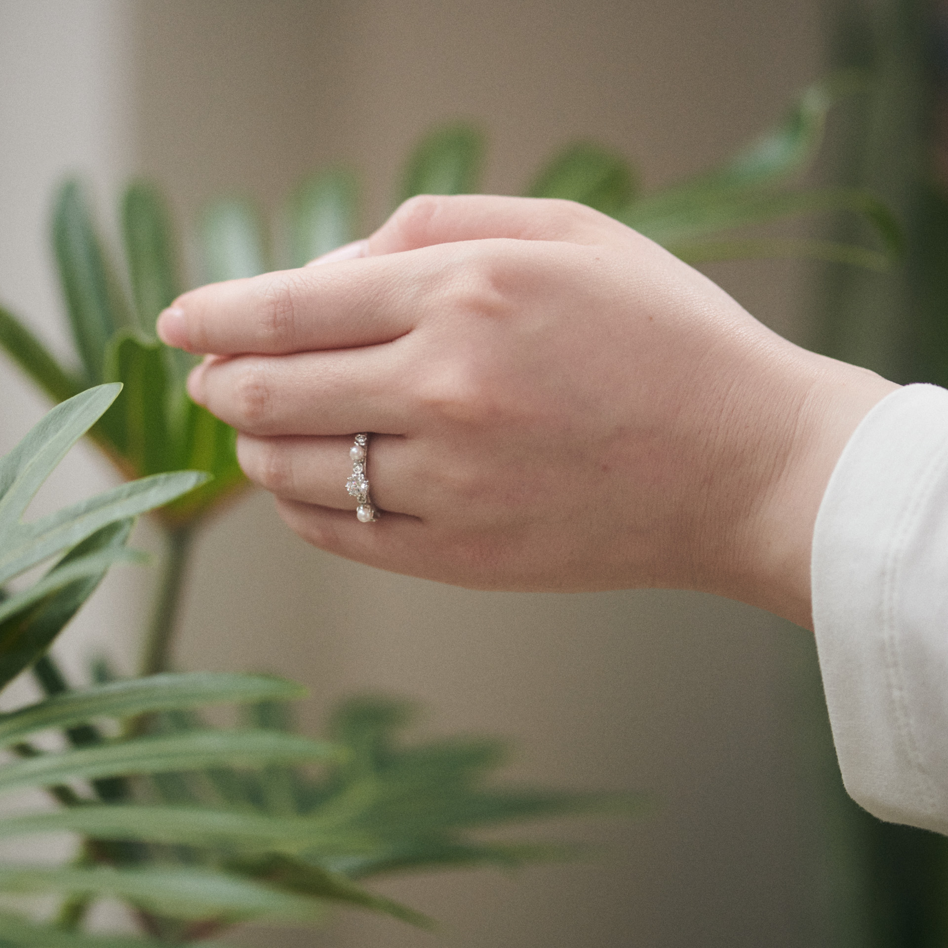 結婚式でブーケに手を添える結婚指輪をはめた新郎新婦の写真素材FYI01606621ストックフォトの QleanMarket キュリンマーケット