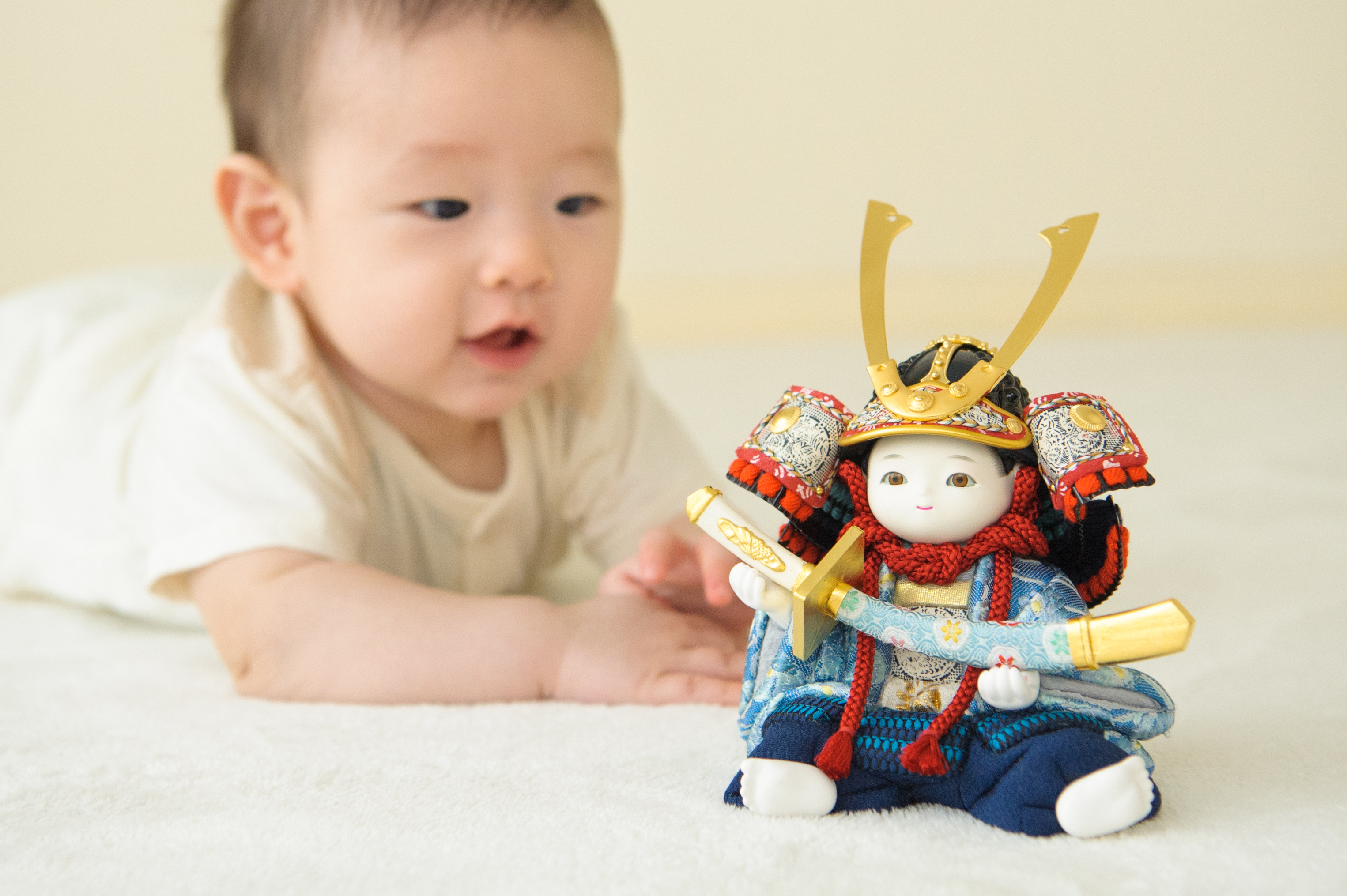 美品 こどもの日 端午の節句 兜 かぶと ケース付 お祝い 男の子 五月人形 錦彩出世兜 金耀 唐櫃付 コンパクト 兜 おしゃれ 兜飾り かっこいい5月人形 男の子 端午の節句 こどもの日 子供の日 陶器 焼物 黒 ミニ 初節句 節句飾り 玄関 置物 小さい 小さめ