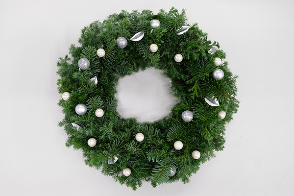 ダイソー商品でおしゃれなクリスマスリースを作る方法。スワッグの作り方も - macaroni