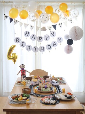 誕生日飾り付け・100均 ﾀﾞｲｿｰの数字ﾊﾞﾙｰﾝ風船やｶﾞｰﾗﾝﾄﾞ&ろうそくやｺｽﾌﾟﾚｸﾞｯｽﾞまとめ！ｾﾘｱも -100均✖Sweetsレシピ‼