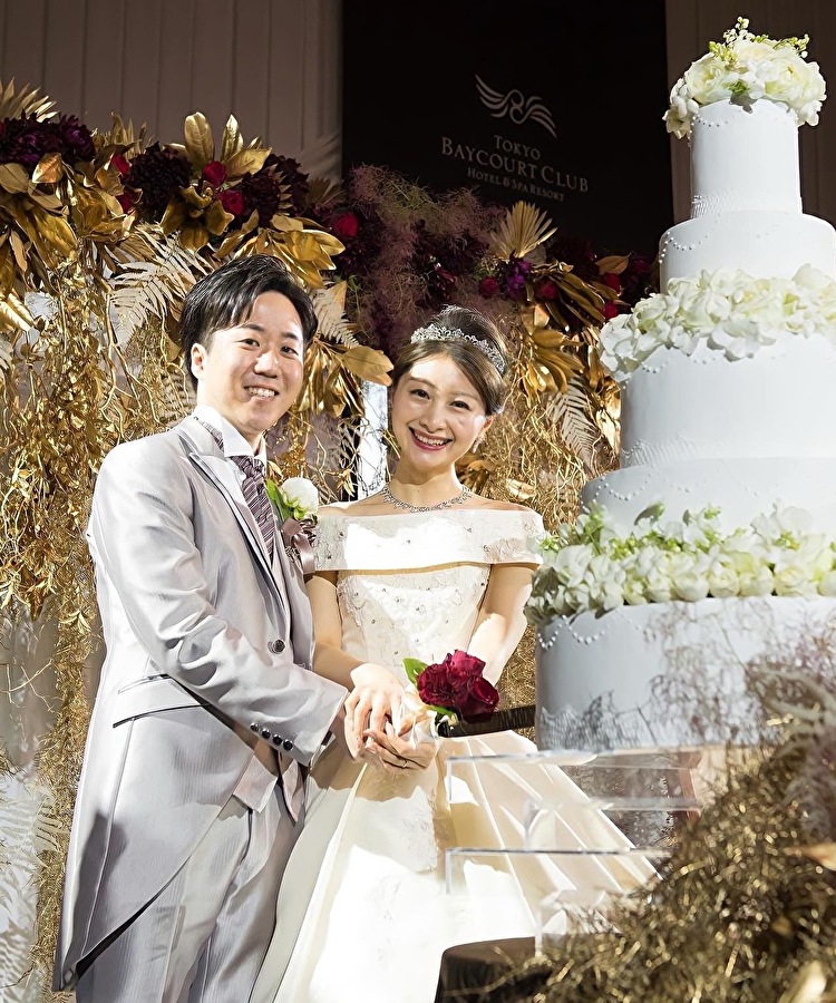 ステキな実例をご紹介！高砂ソファ アイデアまとめ アットホームなウエディングにおすすめの『高砂ソファ』たっぷりの装花や、アーチなどの装飾で飾れば ふたりらしい空間を演出することができます♡ こだわりのドレスやパンプスも、テーブルに隠れることなく