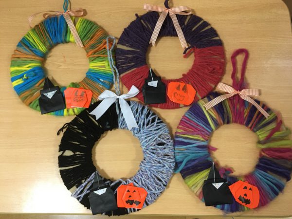 お取り置き商品 ・折紙リース・ハロウィン７の①・壁面装飾・ハンドメイド 製作 製作キット 壁面 壁面飾り ハロウィン リース おばけ カボチャコウモリ 保育園 レクリエーション 老人ホーム キット HaruHaroきのぴ 通販 16392602Creema クリーマ