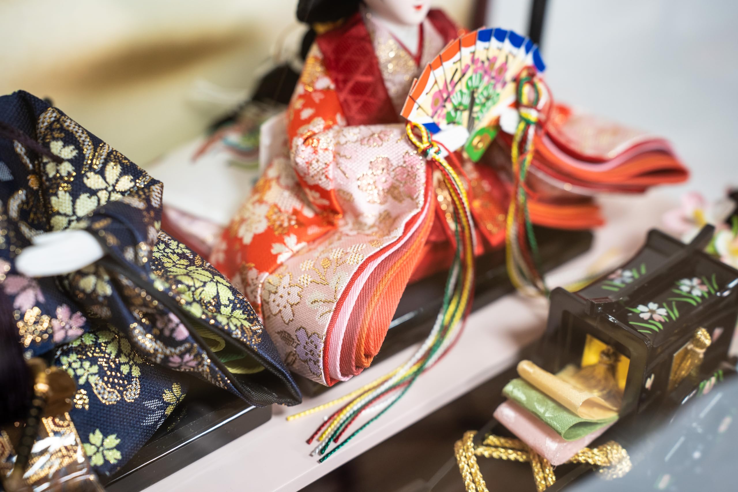 おひなさま 陶器製 雛人形 ひな人形 お雛様 おひな様 陶器 ひな祭り 国産 手づくり 手作り 季節 イベント インテリア 人形 贈答 プレゼントギフト かわいい 贈り物 子ども 工芸品 幅7cm 奥行7cm 高さ8cm 飾り台 幅16cm 奥行8cm 高さ1.2cm コンパクト 出産祝い 女の子