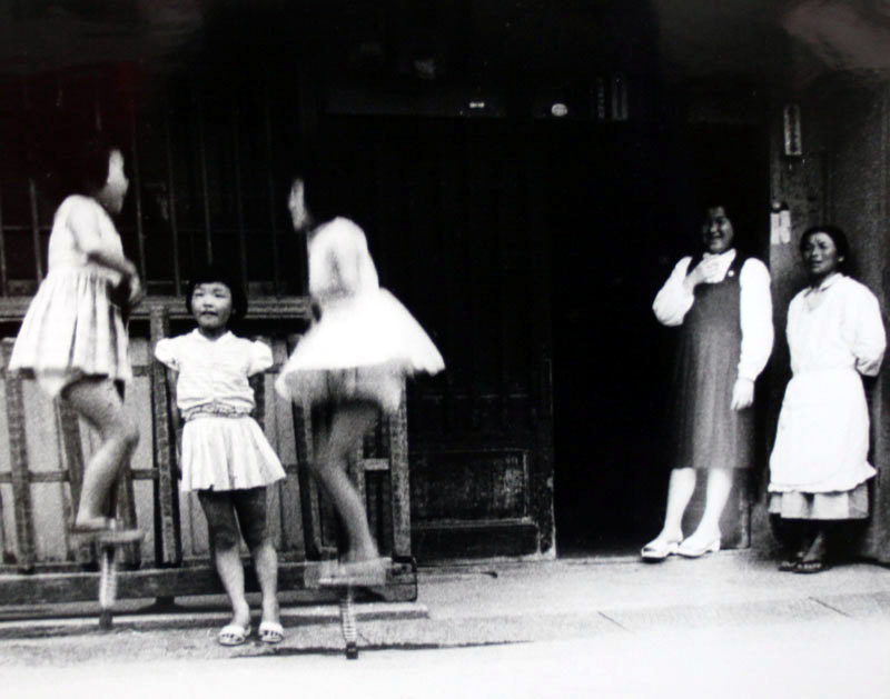 昭和の子供の遊びには「おみそ」という特別ルールがあった。「捕まっても鬼にならない」「お手付きを大目に見る」という一番幼い子だけ優遇される制度。昭和レトロ昭和の家族おみそ 鬼 電灯 昭和の子供懐かしい写真昭和の写真ノスタルジック昭和30年代