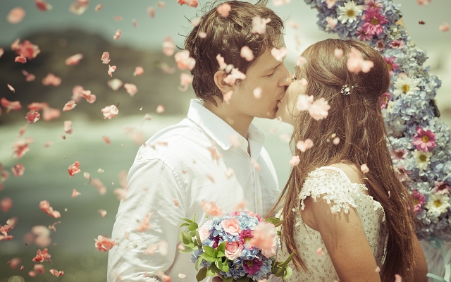 祝福のフラワーシャワー＆フェザーシャワーザ・リーヴス プレミアムテラス群馬県前橋・高崎の結婚式場・ゲストハウス 公式