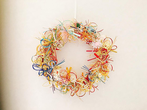 𝐷𝐼𝑌 -水引リース- . 結婚式のご祝儀袋の水引をリースにしてみました🪄 . 作り方と材料は画像の通り 初めてこんなに文字入れした👀全部ダイソーで購入できます セリアに行ったらグルースティックはあったけど グルーガンは廃盤で売ってませんでした⚠︎ . ポイント