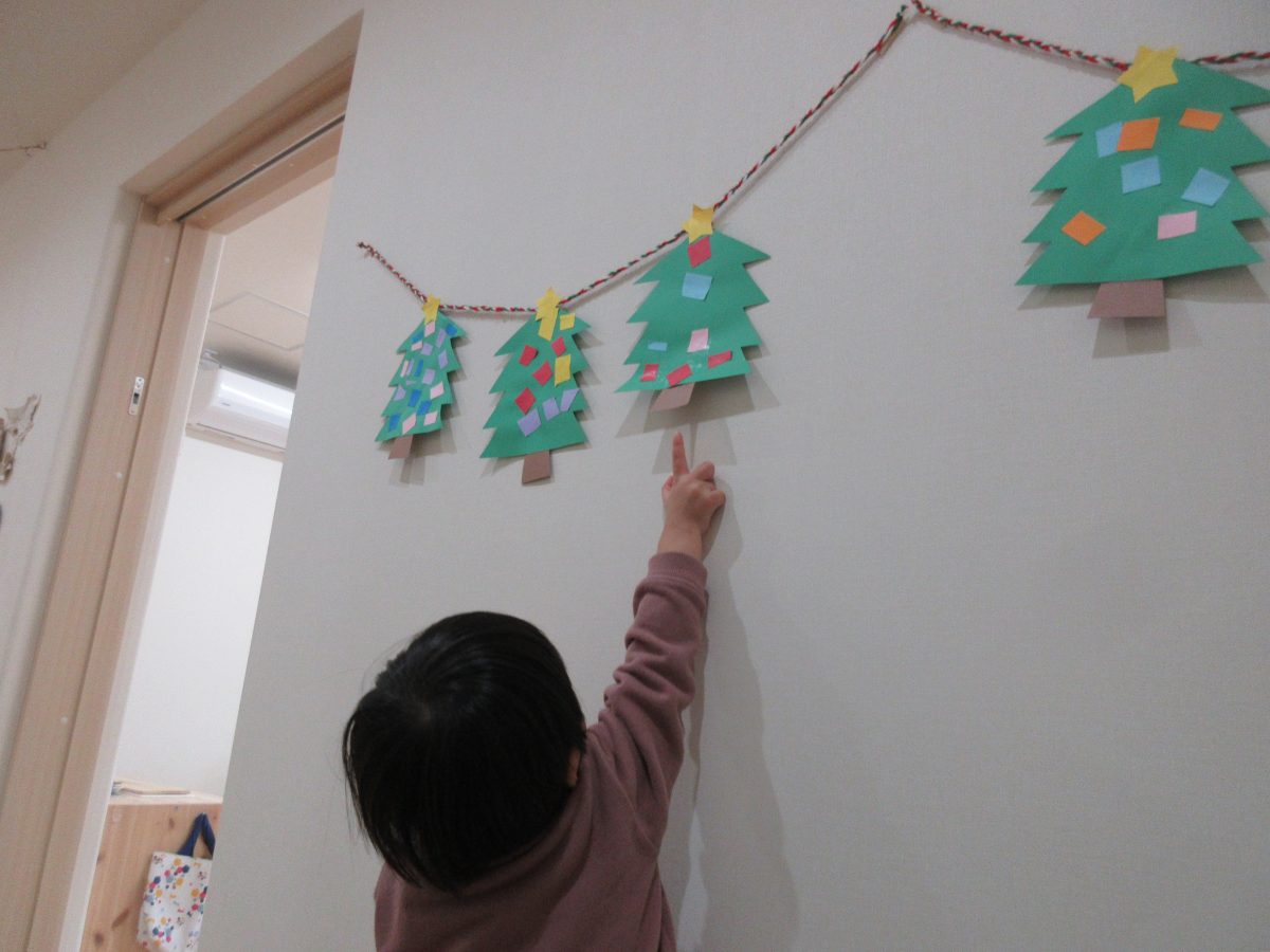 たんぽぽ保育園🎅 クリスマス製作③ 🎄🧑‍🎄❁💖 ３歳児さんの製作です⭐ ⁡⁡ ⁡クリスマスツリー🎄製作♥ 紐通しで作るオーナメント🔵🔴は 楽しみながら手指の発達を促します✨ ⁡保育園保育所保育士保育者保育園紹介保育園行事保育園製作保育 製作