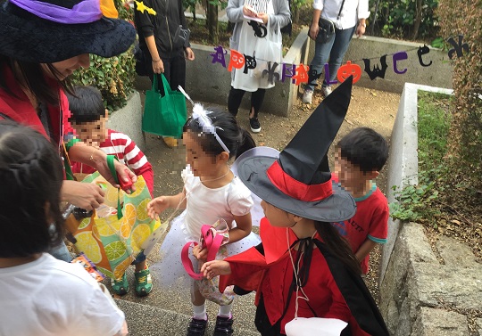 お家で子供たちとハロウィンパーティー HALLOWEEN🎃100均グッズで飾り付け準備からパーティの様子👻お菓子いっぱい食べるよ🍭vlog