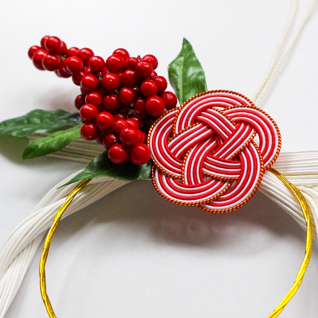 店頭に松や千両、南天の実、河津桜並んでます^ - ^ 店内には、手作り玄関飾りもあります。 一つずつ手作りなので、是非見に来て下さい😊年内休まず営業しております。 お待ちしております🙇‍♀️お正月飾り松千両南天玄関飾りアレンジお正月アレンジ