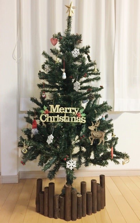 100均のガーデンフェンスを使用して可愛いクリスマスツリーを飾る