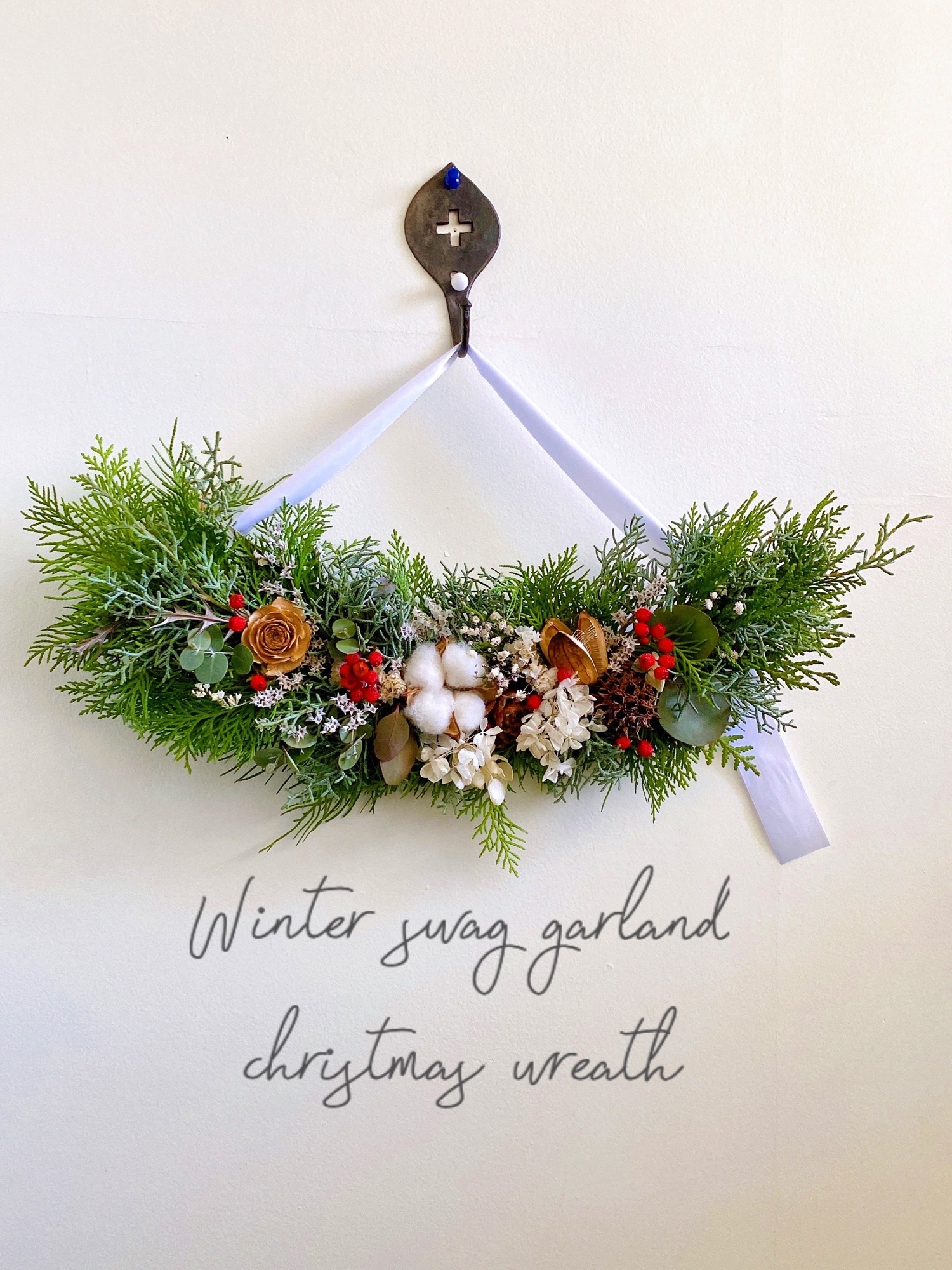 カウベルの優しい音色コニファーと赤い実のドライフラワー横長スワッグ