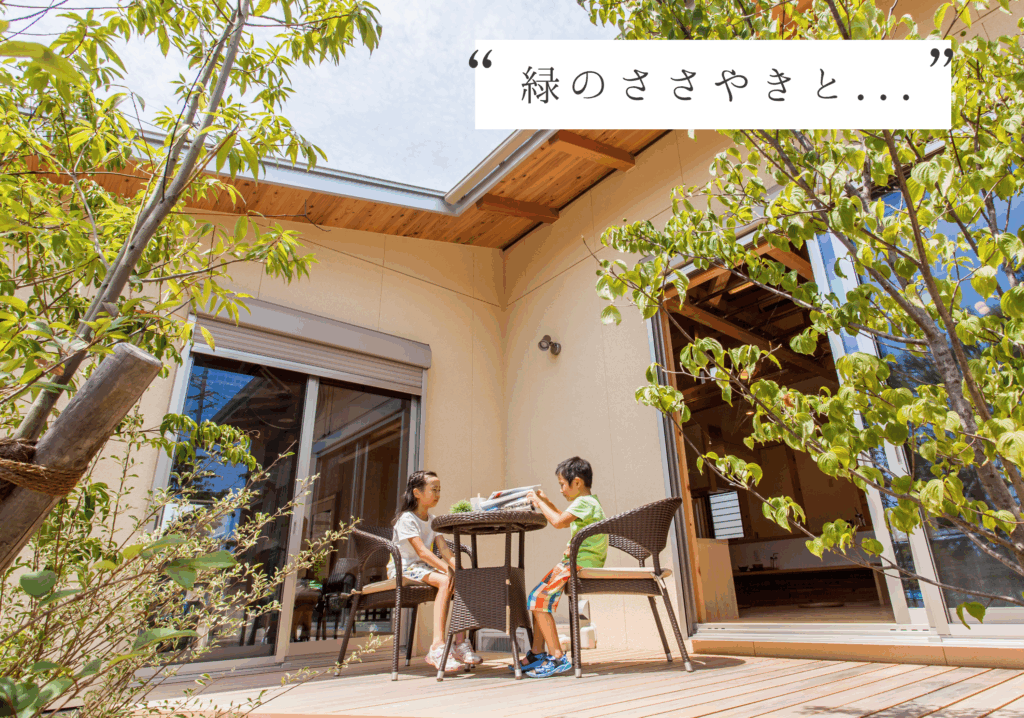 福島市 至極の平家ー中庭・Nightー 屋根を抜いた植栽スペース+軒下のアウトドアリビングからなるメイン中庭。LDKを跨ぐ配置によって採光の確保は勿論のこと、内外一体の空間の広がりにも一役かっています。 夜になると強まるリゾートテイストがこの住まいの大きな