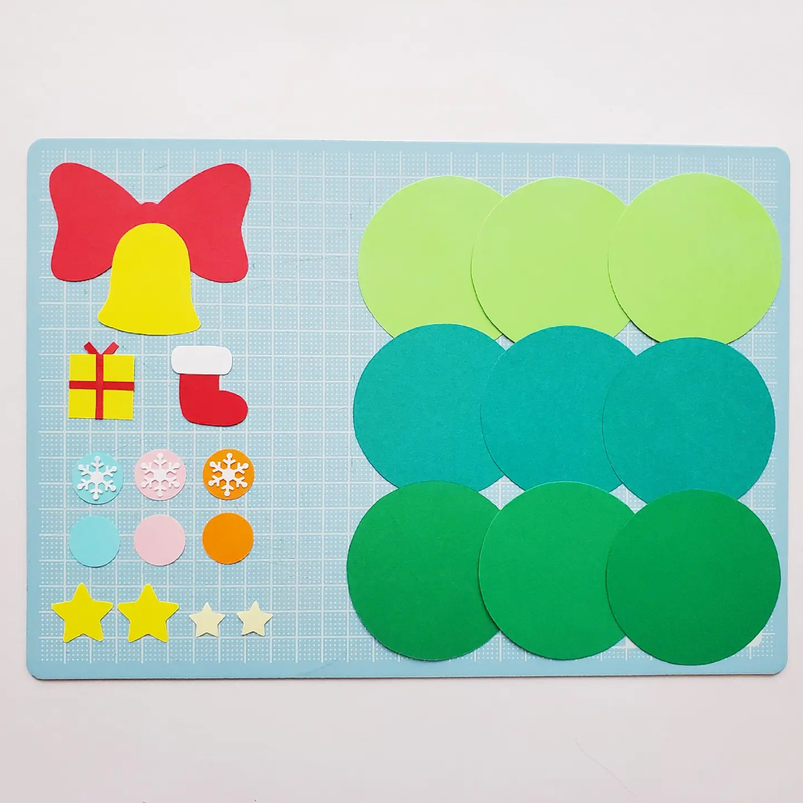 クリスマスリースの壁面飾り カッティングマシンでかんたん工作イラストレーター イシグロフミカnowanowanかわいい保育のイラスト・ 壁面