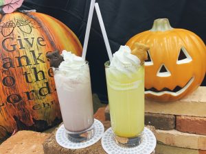 🎃ハロウィンメニュー紹介🎃 「血濡れゾンビ」 グラスの中に恐ろしげに突き立っている緑色のゾンビの指は、実は甘いチョコレート。ドリンクもバナナジュース＋牛乳＝バナナミルクという、お酒に弱い方やお酒が飲めない年齢の方でも楽しめる仕上がり🧟‍♂️ノン