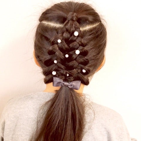 🎄クリスマスアレンジ🎄 ツリーっぽいでしょ🎅✨✨✨ 実は前から見ても超可愛いかったのよね🙊🙊🙊 写真撮れば良かった🤦‍♀️🖤 ハートアレンジヘアメイクヘアアレンジ リボンアレンジヘアメ harajukufashion編みおろしラプンツェルヘアotomekei