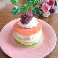 ひな祭り 蒸しパン🌸 ※ホットケーキミックスに抹茶と イチゴパウダーで色をつけて、 絞り袋でイラストをかいています♪ スチームで10分蒸しています網干保育園保育園こども園ひな祭りおやつ保育園おやつおやつひな祭り蒸しパン抹茶