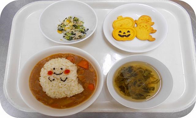 𖤣𖥧𖥣｡レシピあり✎ ハロウィンおやつ👻第1弾⸝⋆⸝⋆ かぼちゃモンブラン🎃 小麦粉、卵なし！ そしてそして！ なんと砂糖使ってません🤗砂糖の代わりにメープルシロップを使って 優しい甘さのおやつに仕上げました 米粉ココアケーキの土台に ちょっと生クリーム絞って