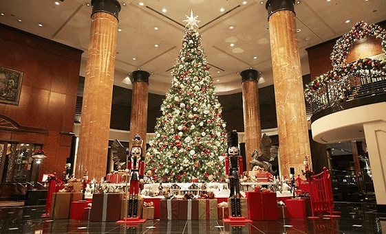 ウェスティンホテル東京リニューアルしたロビーに燦然と輝く5mのヨーロピアンクラシックツリーホテルのクリスマスツリ