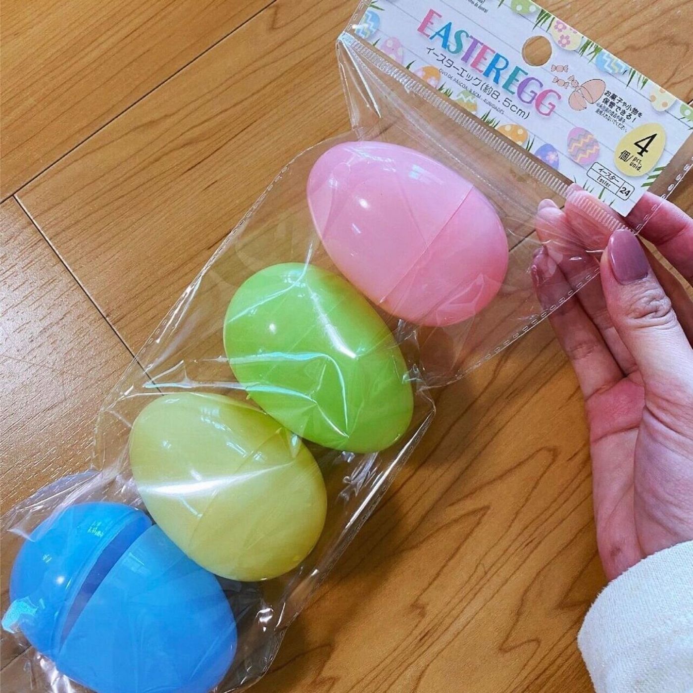 イースターのアクティビティおうち遊びまとめ↓あん遊び 卵って可愛いですよね🥰 イースターエッグはどちらのタイプもダイソーで購入しました！私のカプセルタイプは去年買った物ですが、今年も同じものが売っていました♪ 柄付きの物やビビッドカラーもありました