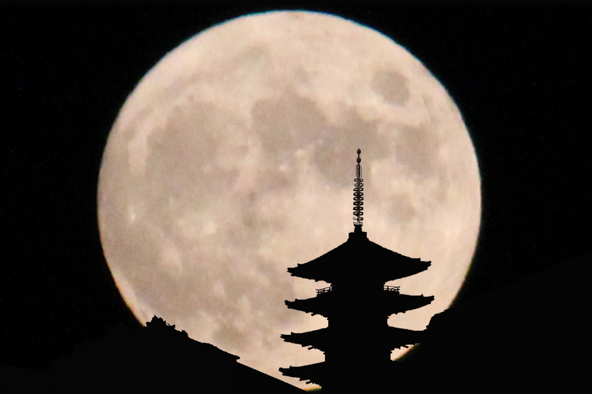 京都祇園 八坂神社 Yasaka shrine9月17日午後7時 観月祭中秋の名月を愛で各種奉納行事が執り行われました。本年も快晴に恵まれ、東山の峰に見事な満月が昇りました。観月祭中秋の名月月見満月八坂神社祇園京都神社国宝重要文化財moon