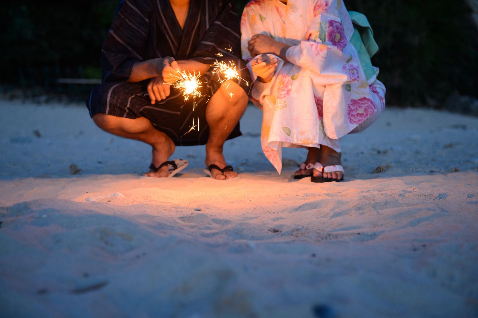 460 浴衣 カップル Stock Photos, High-Res Pictures, and Images - Getty Images浴衣男女, 花火, 夏祭り