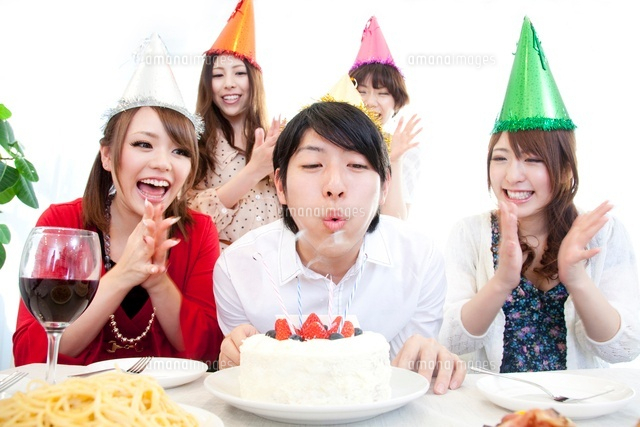 モニターを見て応援しながらホームパーティーの無料の写真素材 - ID.89661フリー素材 ぱくたそ