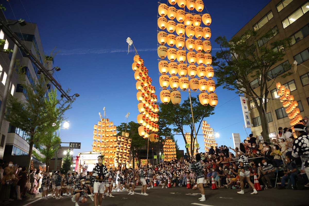 2025年 秋田竿燈まつり 完全ガイド！ 夏の夜空に揺らめく竿燈まつりの楽しみ方るるぶ&more