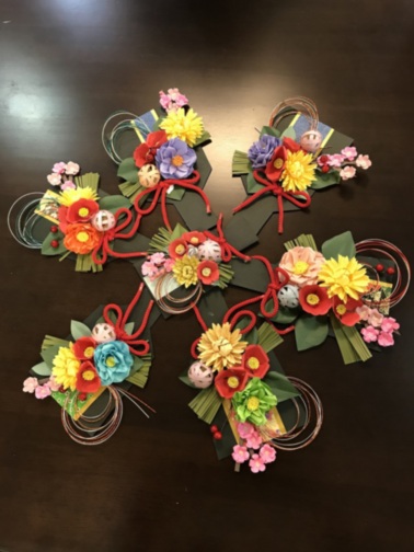 迎春準備 手作りの正月飾り カニ丸デイＳＣ浅口市社会福祉協議会