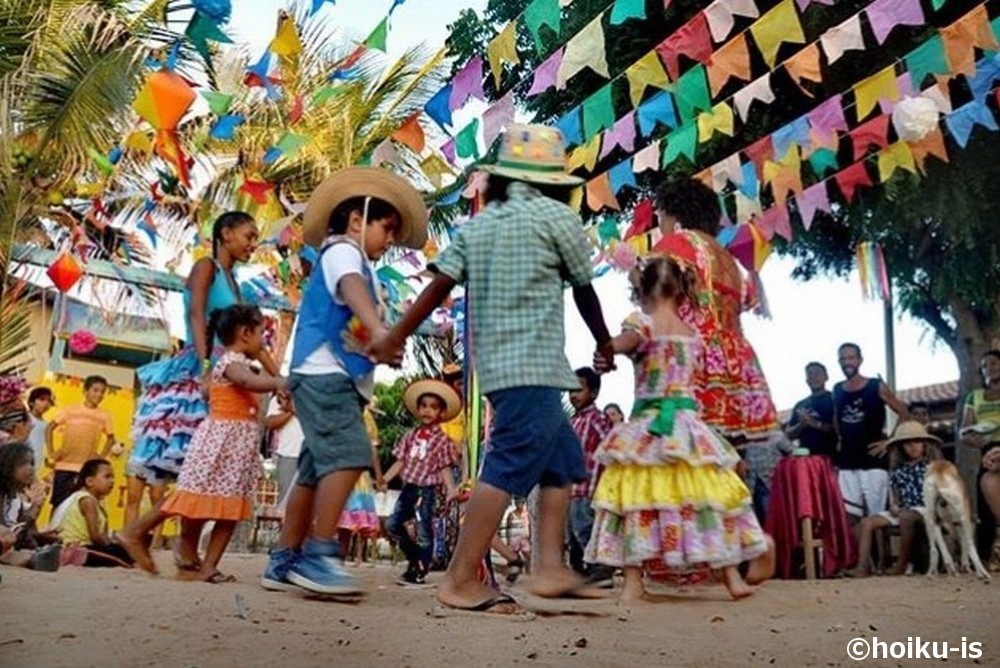 ブラジルの「6月祭り」名物、世界最大の”足型のお菓子”とは