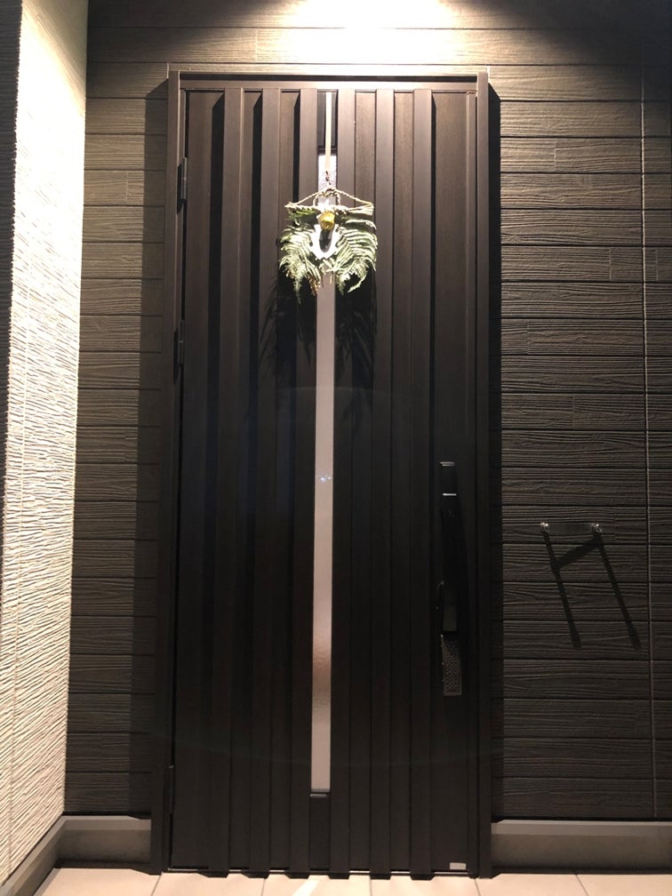 玄関ドアにしめ飾りを飾りました共働き夫婦の家づくり