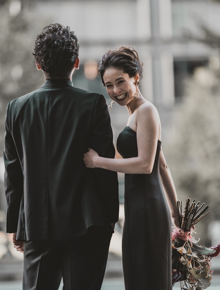 ブラックドレス モダンでおしゃれな黒のウェディングドレス特集 ブラックには意外な意味