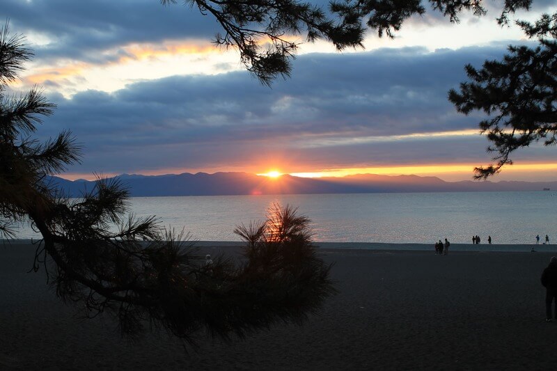 三保の松原で日の出を見てきたので、富士山が奇麗に見える時期や周辺の様子を綴ります。くまログ