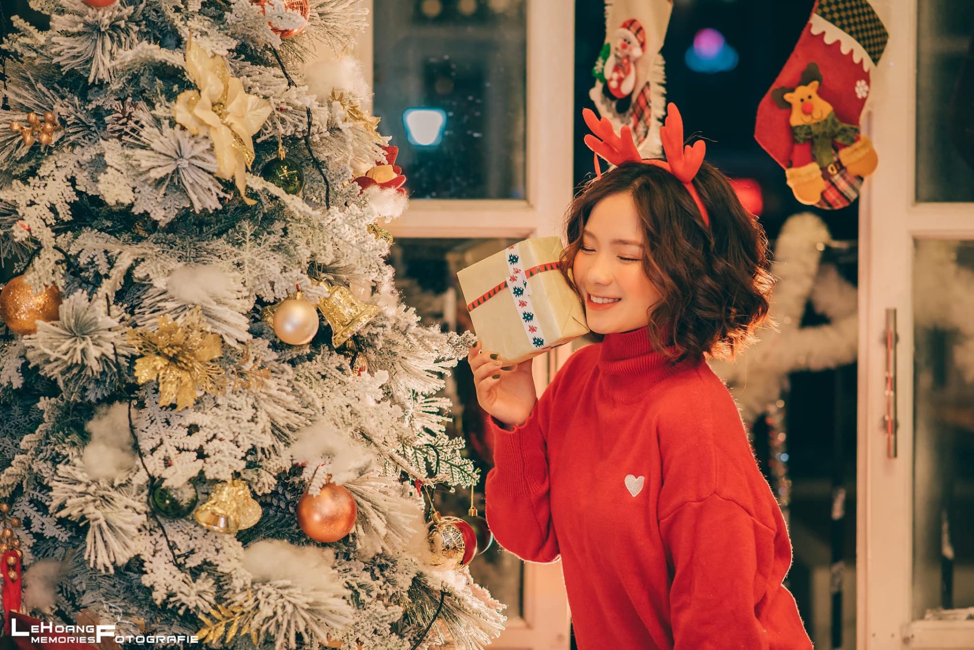 ◎ドイツ ドレスデンの市場でポーズをとるサンタ ：世界のクリスマス 写真特集：時事ドットコム