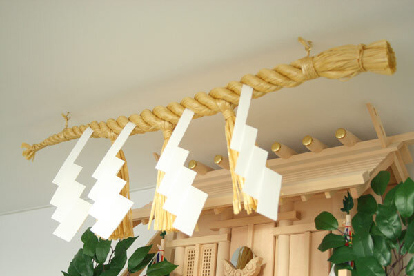 Q.神棚 かみだな とは？祭り方・しめ縄・榊・お供え物