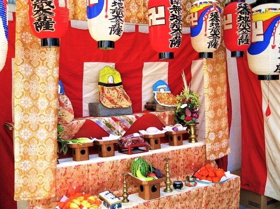 地蔵盆 お地蔵様イラストなら、小学校・幼稚園向け・保育園向けのかわいい無料イラストお試しフリー素材 カット がいっぱいの安心サイトへどうぞ