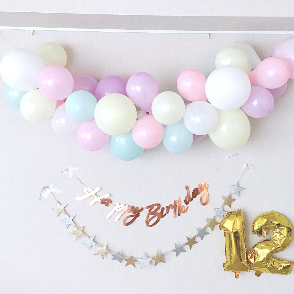 誕生日飾り付け100均セリアのアイテムも活用 おしゃれなくすみカラーのバルーンとペーパーフラワーで中学生娘のお祝いをしましたUCHIの平屋