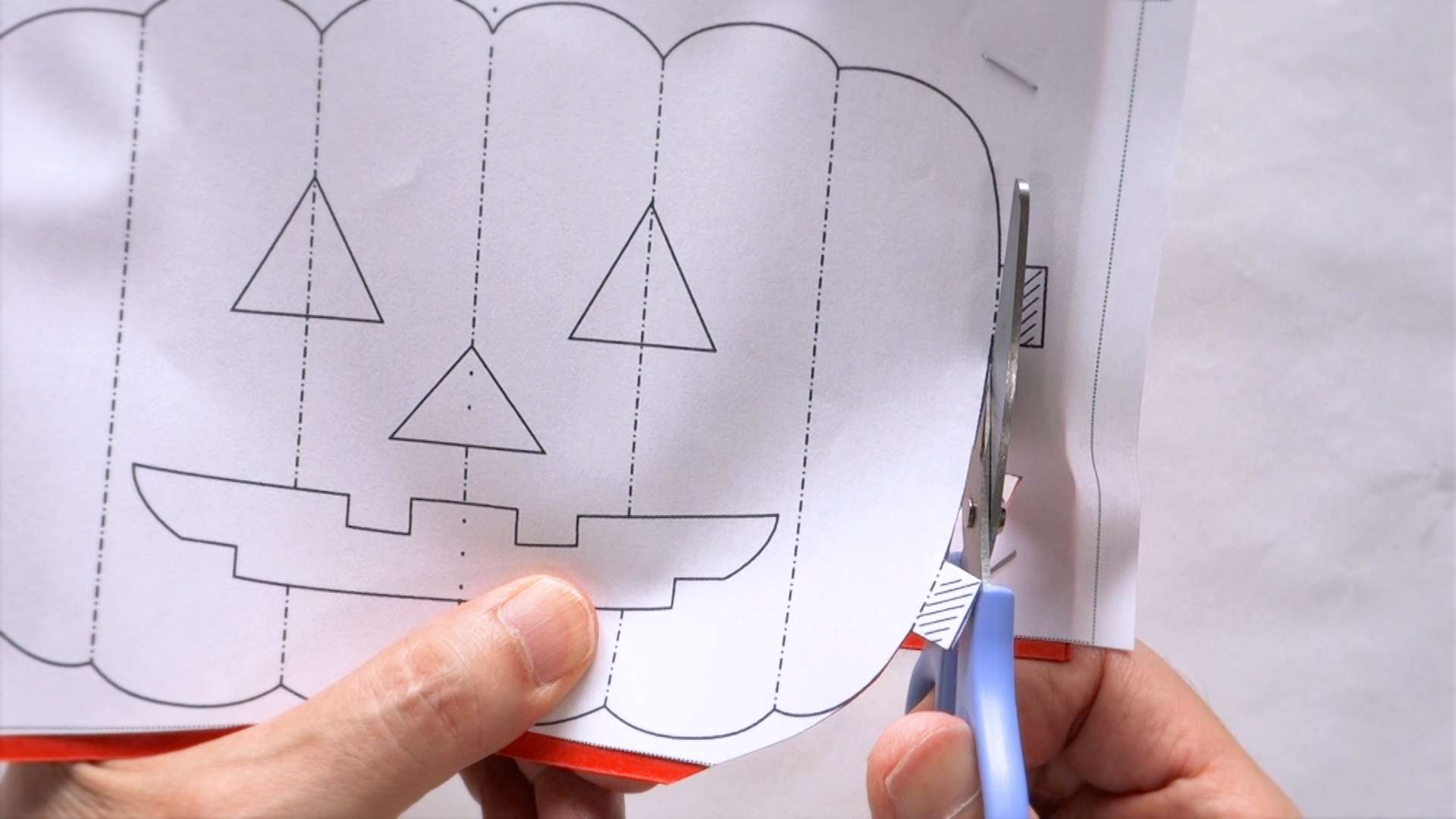 ハロウィンの飾りは手作りで盛り上がる！子どもと一緒に作れるアイデア12選トモママ - トモママ