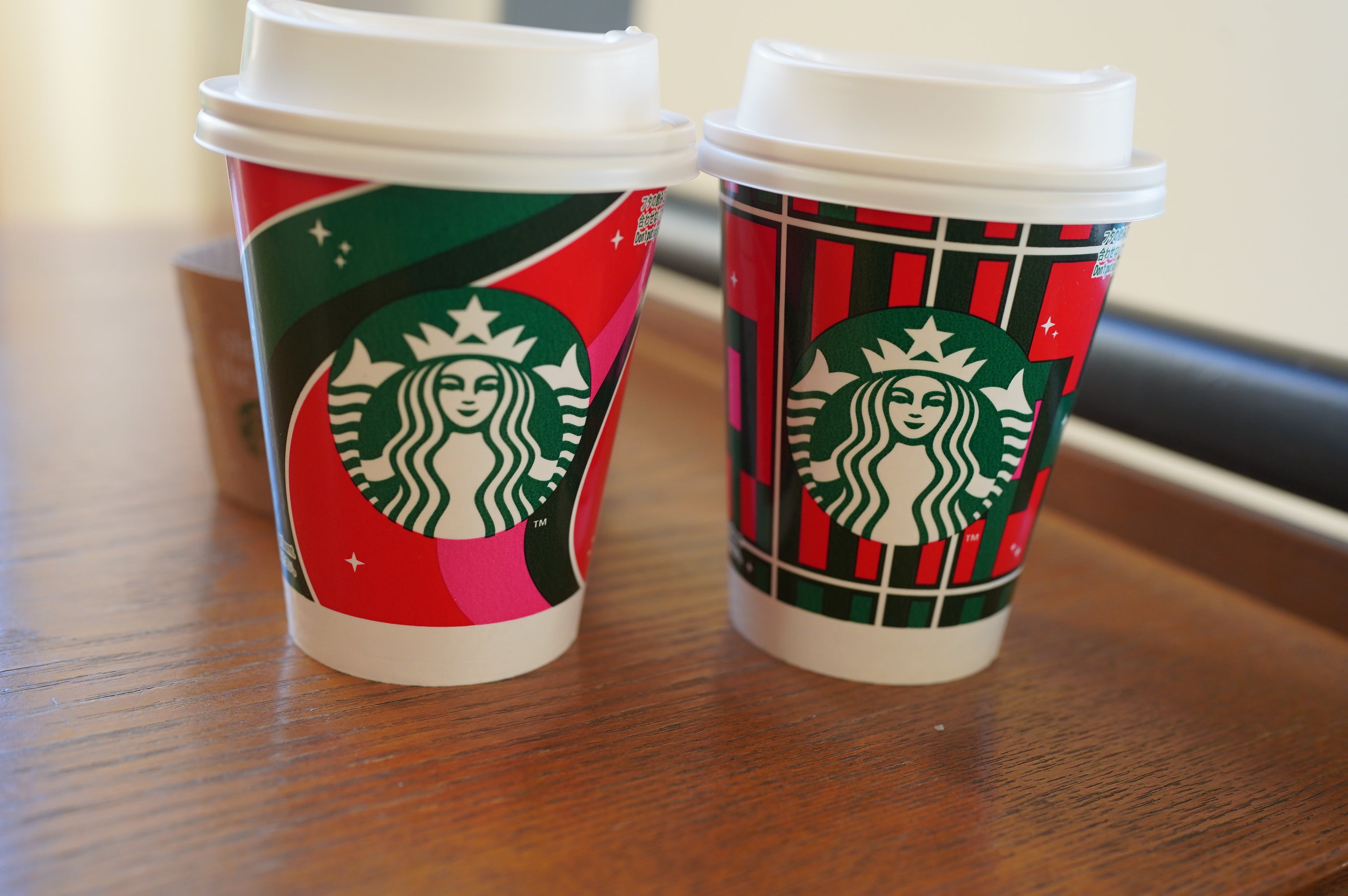 スターバックスのタンブラー達 : Starbucks Tumblers: コレクタブルデミ レッドカップ 2011 、キャンディーケーン 2011 、スノーフレイク 2010 、キャンディーケーン 2010Collectible Demi Cups : Holiday Red Cup 2011, Candy Cane 2011, SnowFlakes, Candy Cane 2010