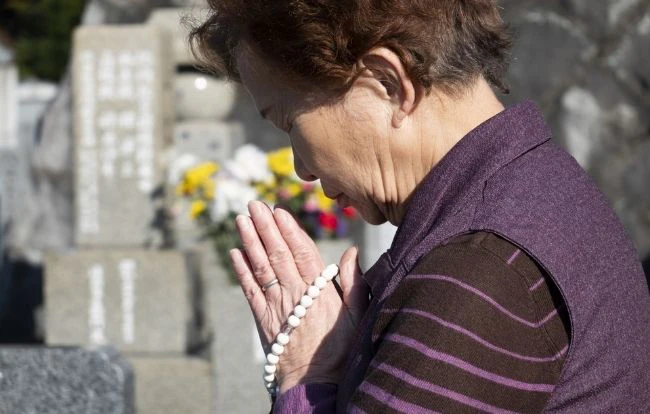 どうしてもお墓参りに行けない。そんなとき便利なお墓参り代行サービスとは？ 公式 樹木葬なら松戸家