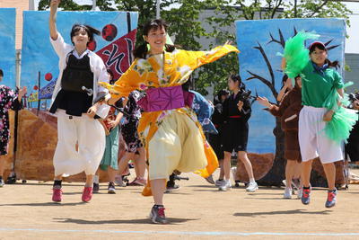 どろんこ祭りの女性参加者の写真素材・画像素材 Image 83511816