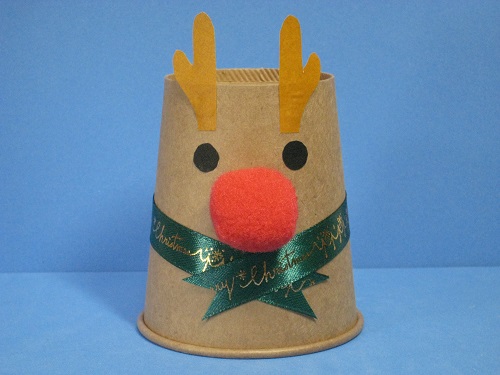 紙コップや段ボール、風船など身近な材料でつくれるクリスマス飾り🎄 段ボールツリーは折り紙やシールなどで自由にデコレーション♪ 紙コップの雪だるまやトナカイも、お好みのお顔にアレンジを楽しめます⛄️♡風船のひいらぎはクリスマス会の飾り付けにもおすすめ